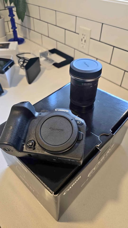 Canon EOS R7 + 18-150mm  Lens Kit